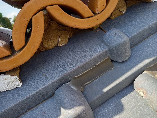 漆喰がなく葺き土が見えている